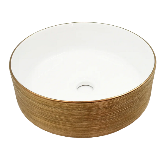 Lavabo Cerámico para Baño KRA, forma circular en color cobre, acabado con líneas horizontales. De sobreponer, con diseño europeo ideal para todo tipo de baños. Dimensiones 36.0 x 36.0 x 12.5 cms. (base x altura x profundidad).