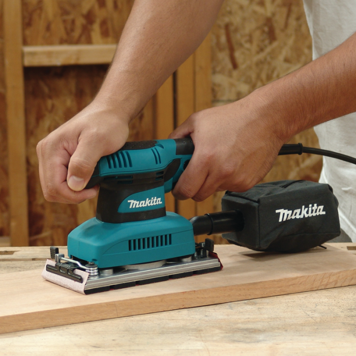 LIJADORA DE ACABADO 1/3 PULG 190W BO3710 MAKITA.