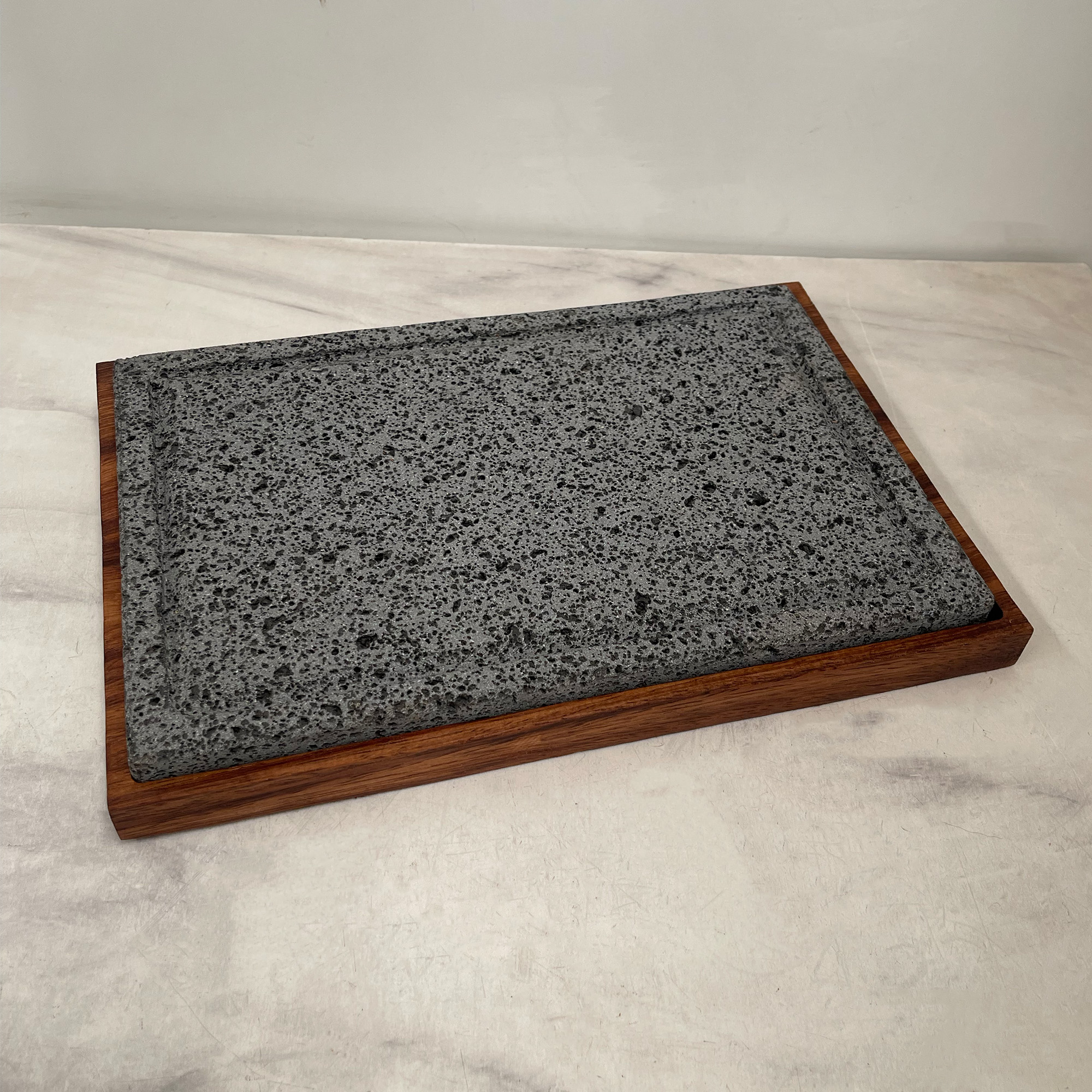 Plato Caxit De Piedra Volcánica Con Base De Madera Parota