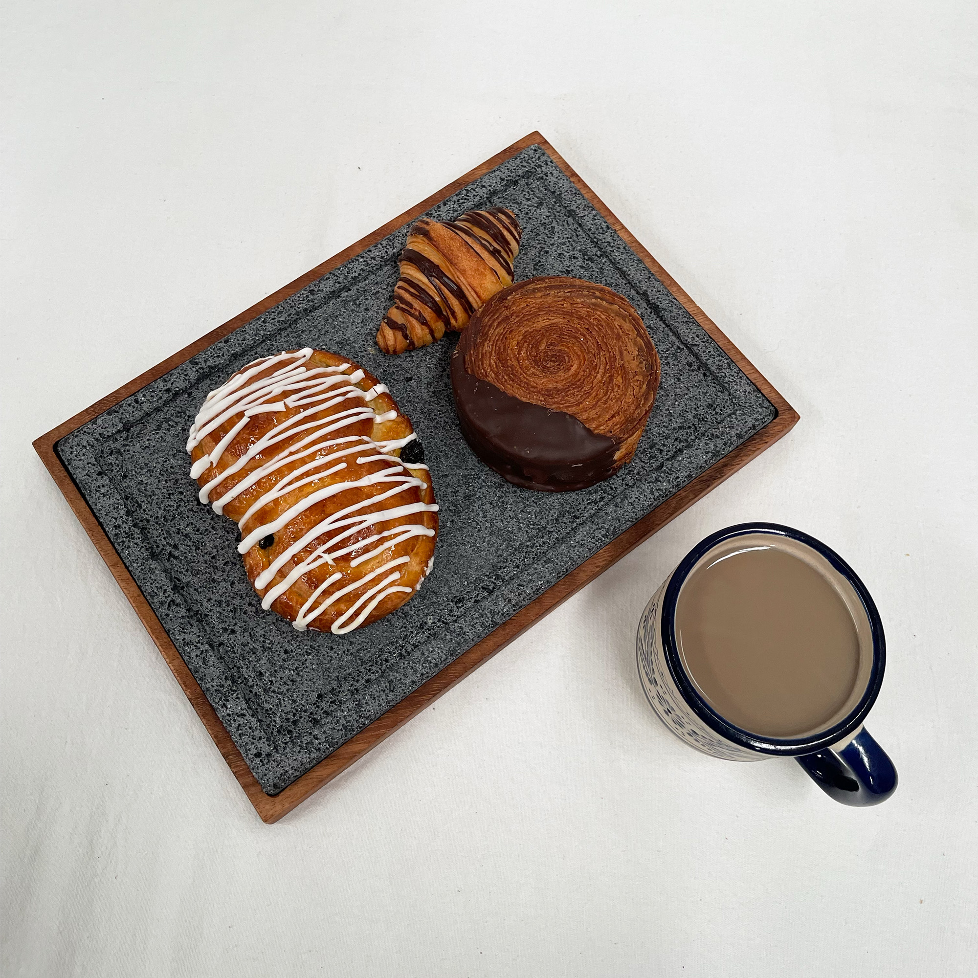 Plato Caxit De Piedra Volcánica Con Base De Madera Parota