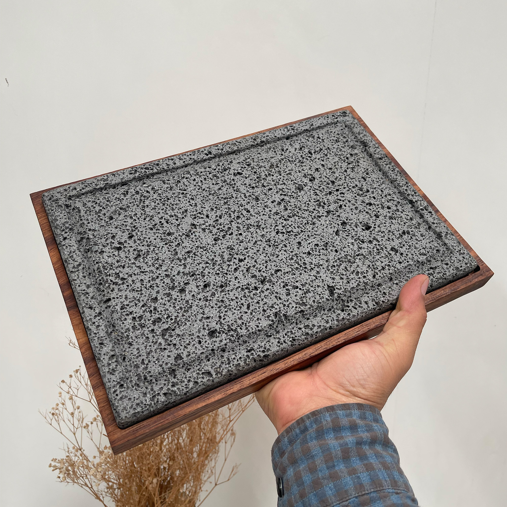 Plato Caxit De Piedra Volcánica Con Base De Madera Parota