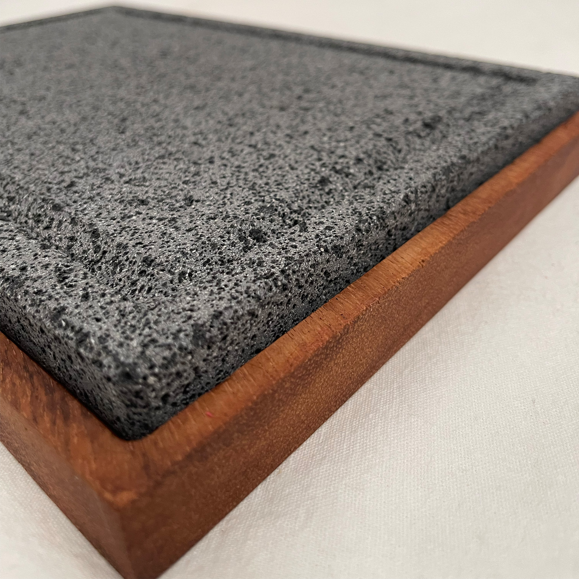 Plato Caxit De Piedra Volcánica Con Base De Madera Parota