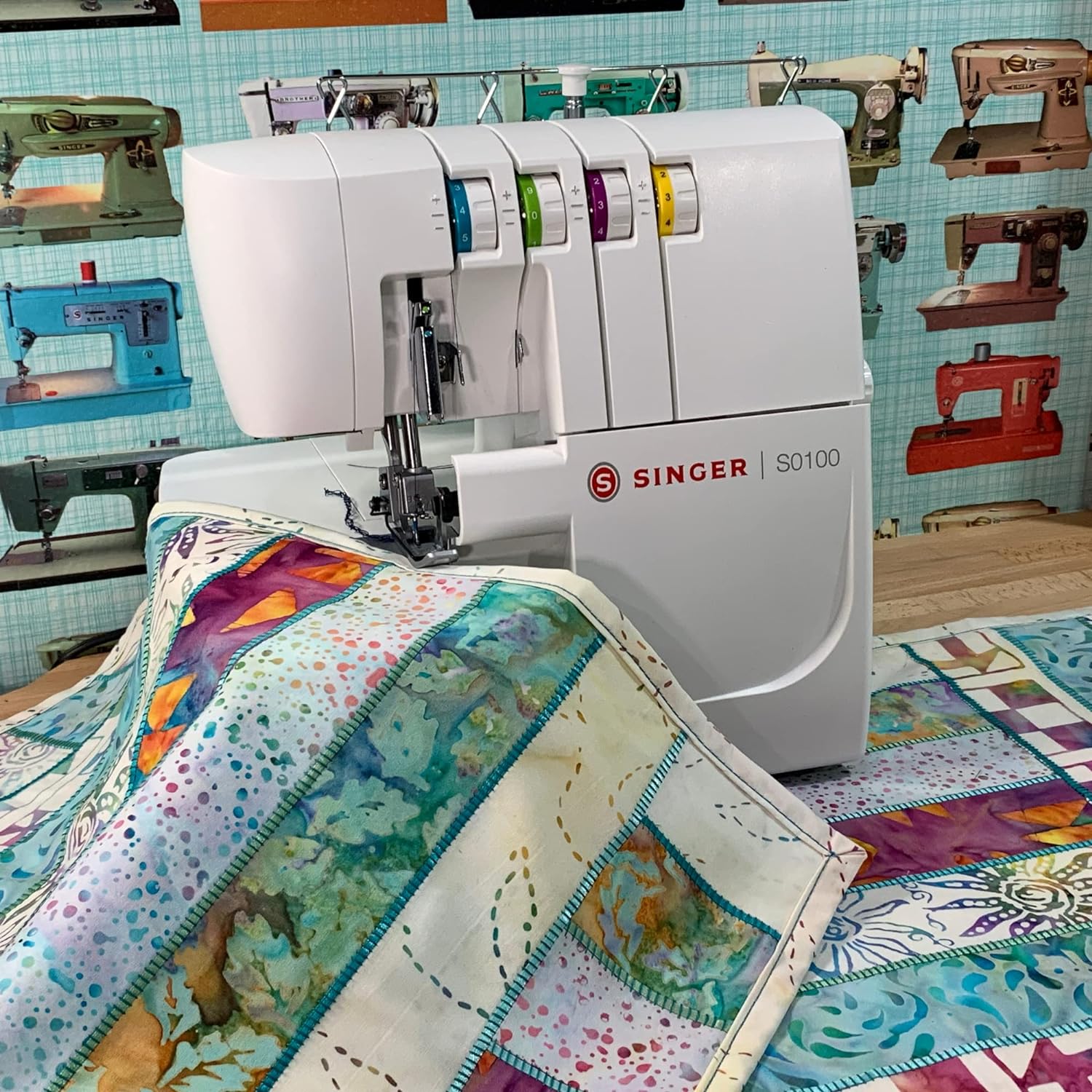 Maquina de coser overlock 4 hilos marca singer s0105.