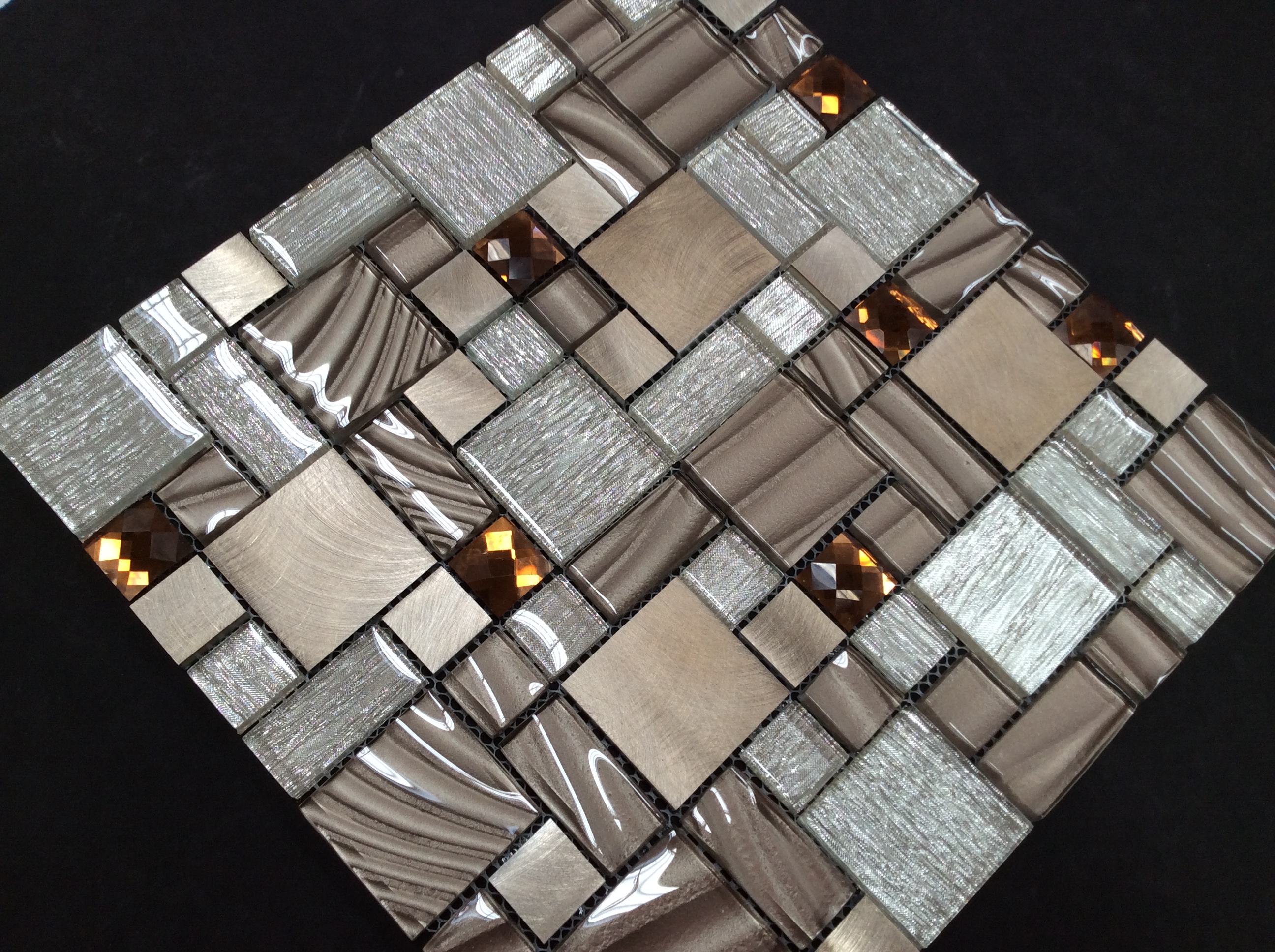 Malla o Mosaico Decorativo de vidrio y aluminio SUA, medida 30 x 30 cms. (base por altura). Diseño en tonos café, plata y cobrizo con detalles en relieve. Caja de 5 piezas.