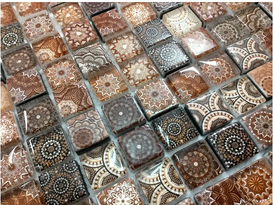 Malla o Mosaico Decorativo de vidrio AZT, medida 30 x 30 cms. (base por altura). Diseño tipo colonial en tonos cafés. Caja de 5 piezas..