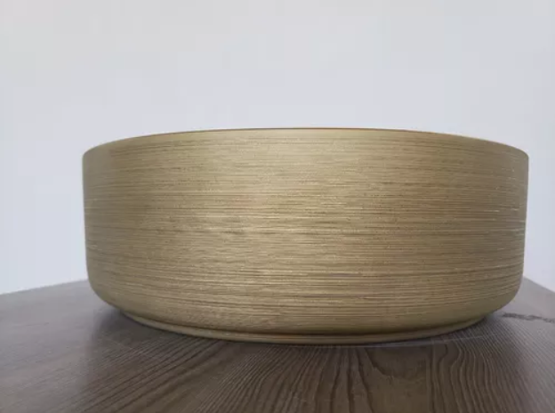 Lavabo Cerámico para Baño SAA, forma circular en color dorado con detalles en relieve metalizados. De sobreponer, con diseño europeo ideal para todo tipo de baños. Dimensiones 36.0 x 36.0 x 12.5 cms. (base x altura x profundidad)