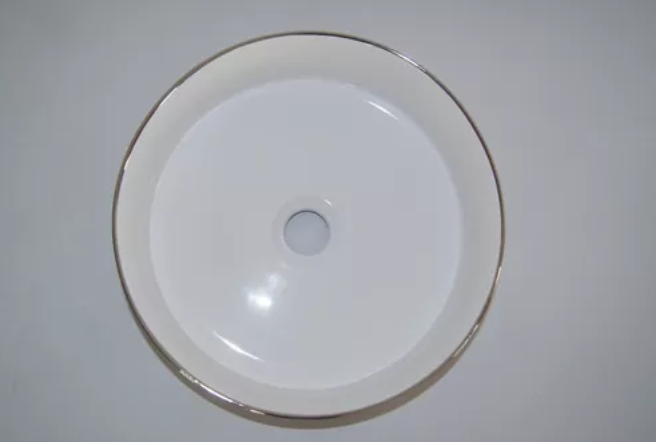 Lavabo Cerámico para Baño JAA, forma circular en color plata con detalles en relieve metalizados. De sobreponer, con diseño europeo ideal para todo tipo de baños. Dimensiones 36.0 x 36.0 x 12.5 cms. (base x altura x profundidad).