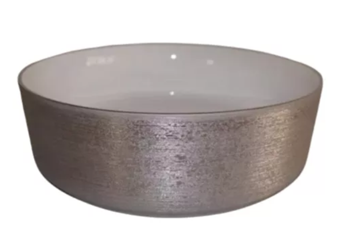 Lavabo Cerámico para Baño JAA, forma circular en color plata con detalles en relieve metalizados. De sobreponer, con diseño europeo ideal para todo tipo de baños. Dimensiones 36.0 x 36.0 x 12.5 cms. (base x altura x profundidad).