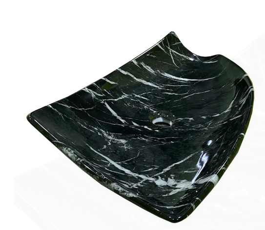 Lavabo Cerámico de Sobreponer HON, forma irregular, en color negro marquina con decorado efecto imitación mármol. De sobreponer con diseño europeo ideal para todo tipo de baños. Dimensiones 720x380x125 mm