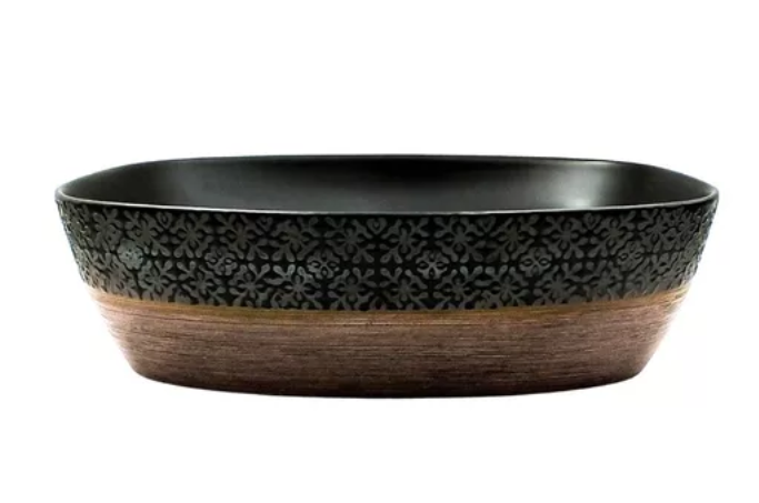 Lavabo Cerámico para Baño KOD, forma rectangular, color negro mate con acabados tipo madera y texturas en relieve. De sobreponer con diseño europeo ideal para todo tipo de baños. Dimensiones 50.5x39x13.5 cms.
