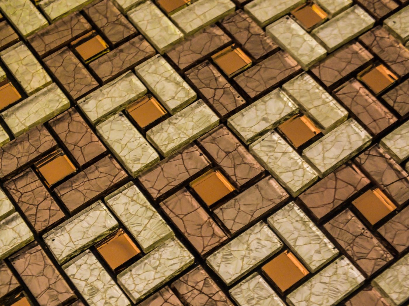 Malla o mosaico adherible de vidrio ELI, medida 30 x 30 cms. (base por altura) diseño en tonos café con acabados tipo espejo cobrizo.  Caja de 5 piezas.