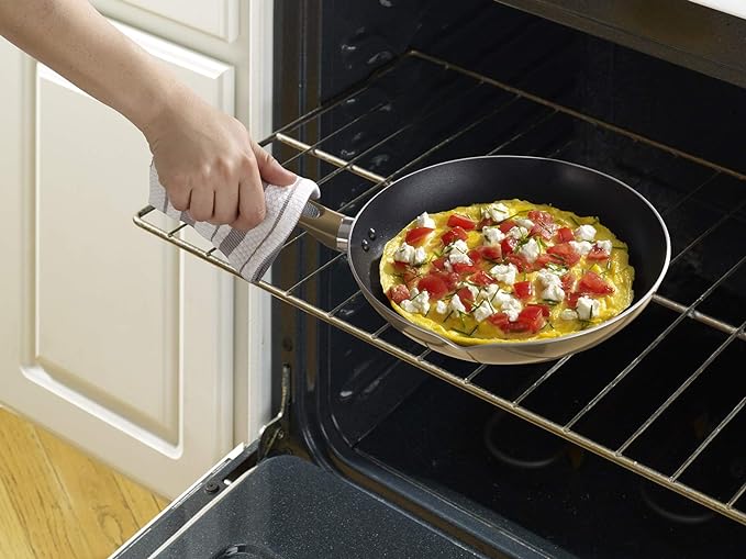 A T-fal Batería de Cocina de 14 piezas Excite con Antiadherente Proglide, tecnología Thermo-Spot y difussion Base, incluye escurridor y juego de 5 cucharas medidoras, B036SE64.