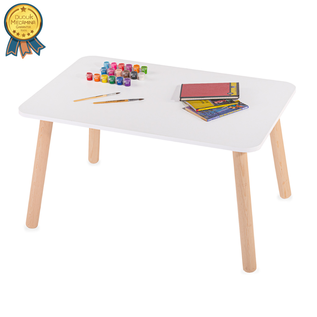 Mesa rectangular amplia blanca para pintar o actividades infantiles.