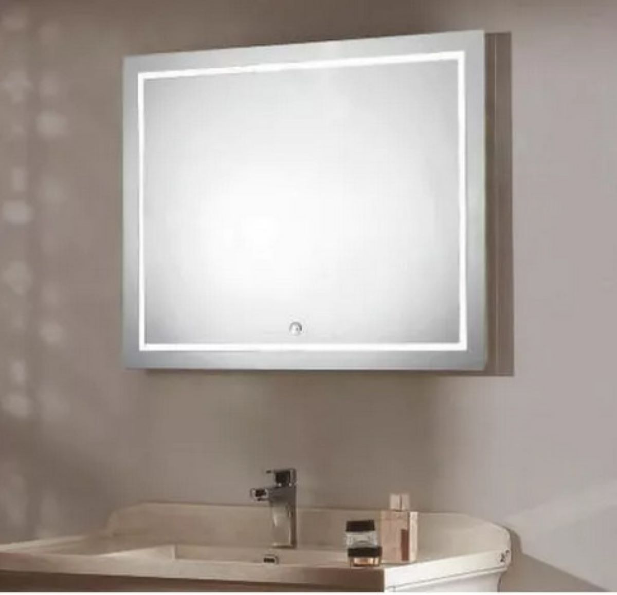 Espejo LED NUL con iluminación LED de 90 X 70 cms. (base por altura) con pantalla táctil (touch screen), forma rectangular. Conexión de clavija a luz eléctrica..