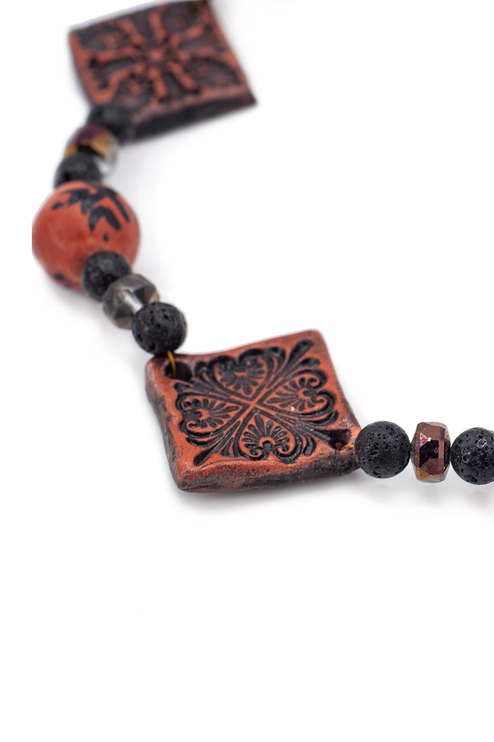 Juego artesanal rombos A ÁNGELOZANO, barro negro, pulsera y aretes.