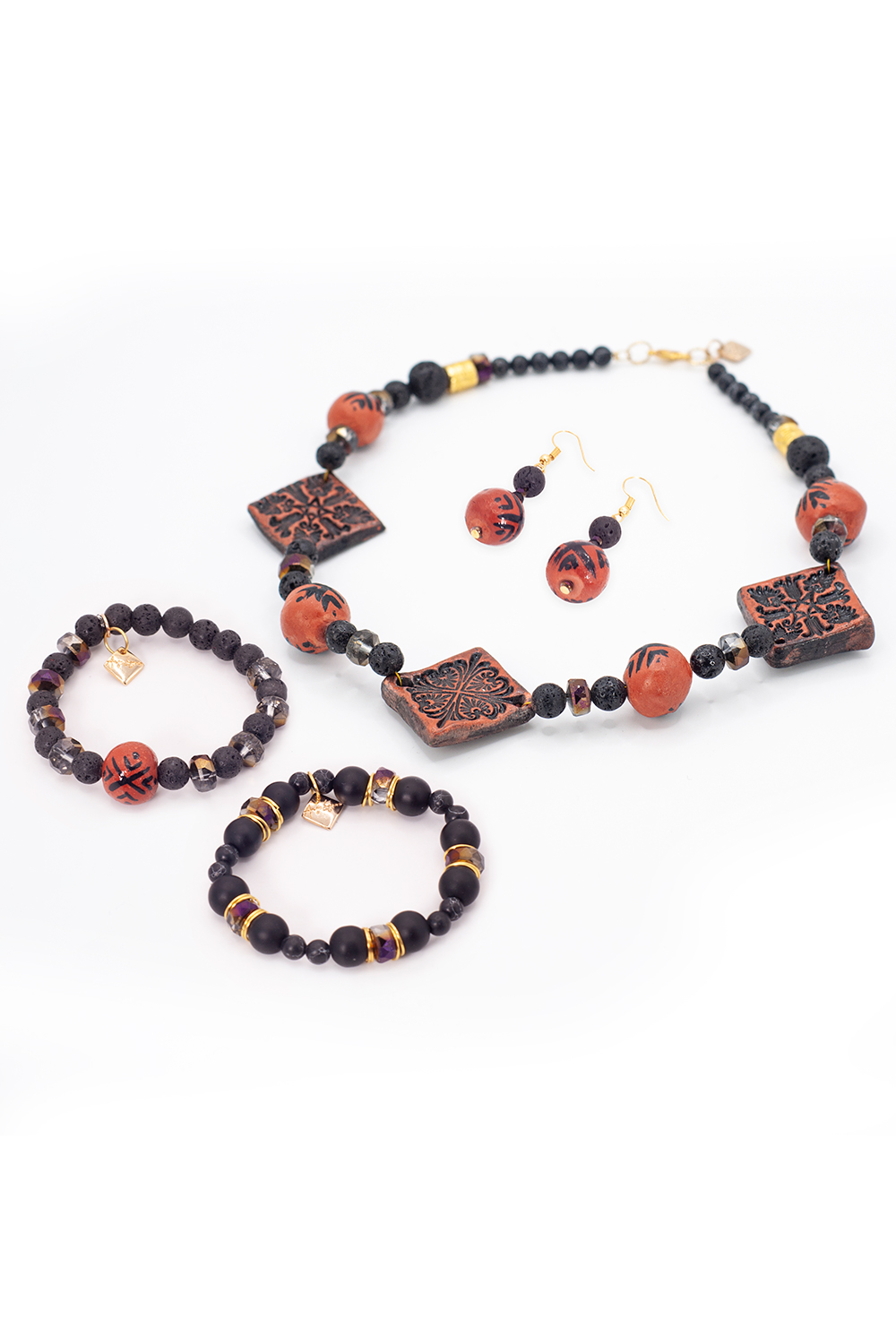 Juego artesanal rombos A ÁNGELOZANO, barro negro, pulsera y aretes.