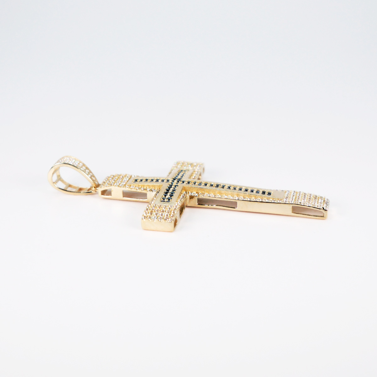 Dije Cruz de Oro 10k con piedra zirconia negra y blanca.