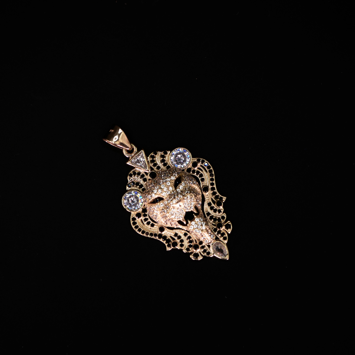 Dije León de Oro 10k con piedra zirconia.