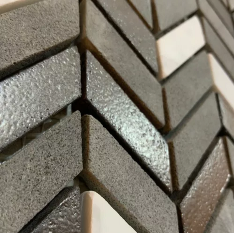 Mosaico Decorativo de Piedra Volcánica Combinado con Mármol Carrará ESP 30.5x30x0.08 cms Pack de 5 pza.