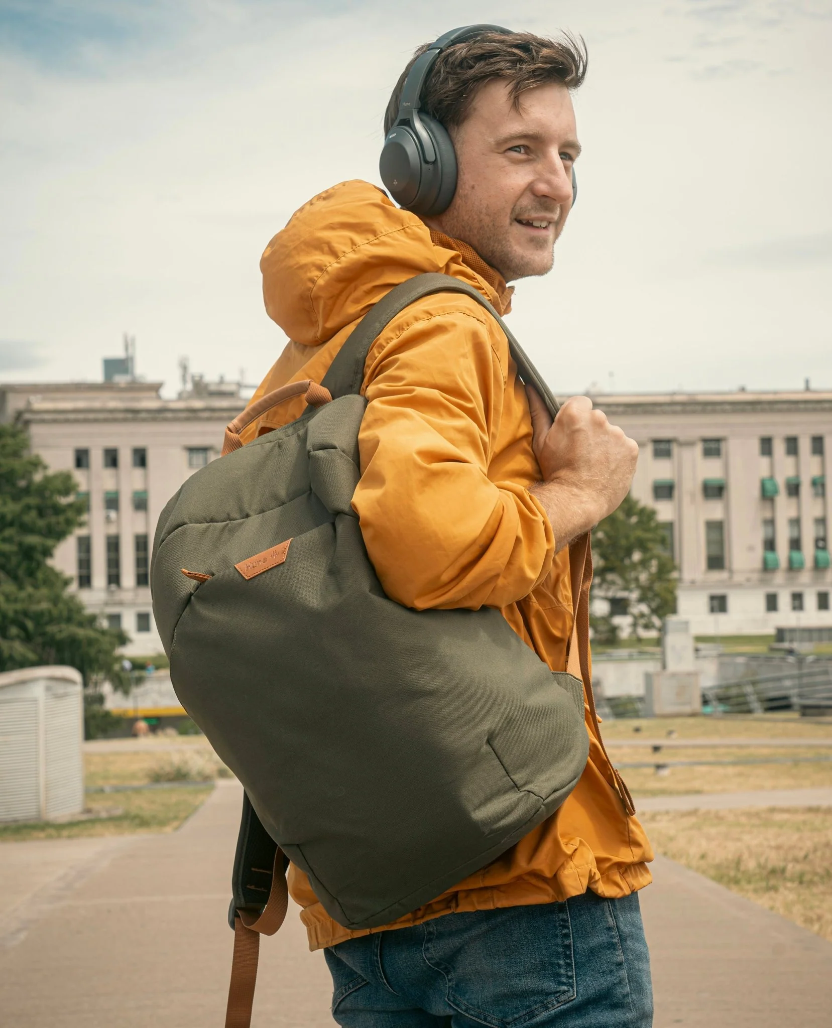 Hune Mochila Para Laptop 15.6" Y Tablet 11" 16L Sustentable.