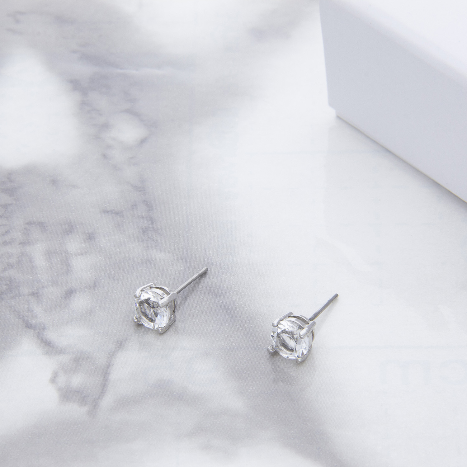 Broquel Roundstone Baño de Rodio | Cristal Swarovski Mini Cristal.