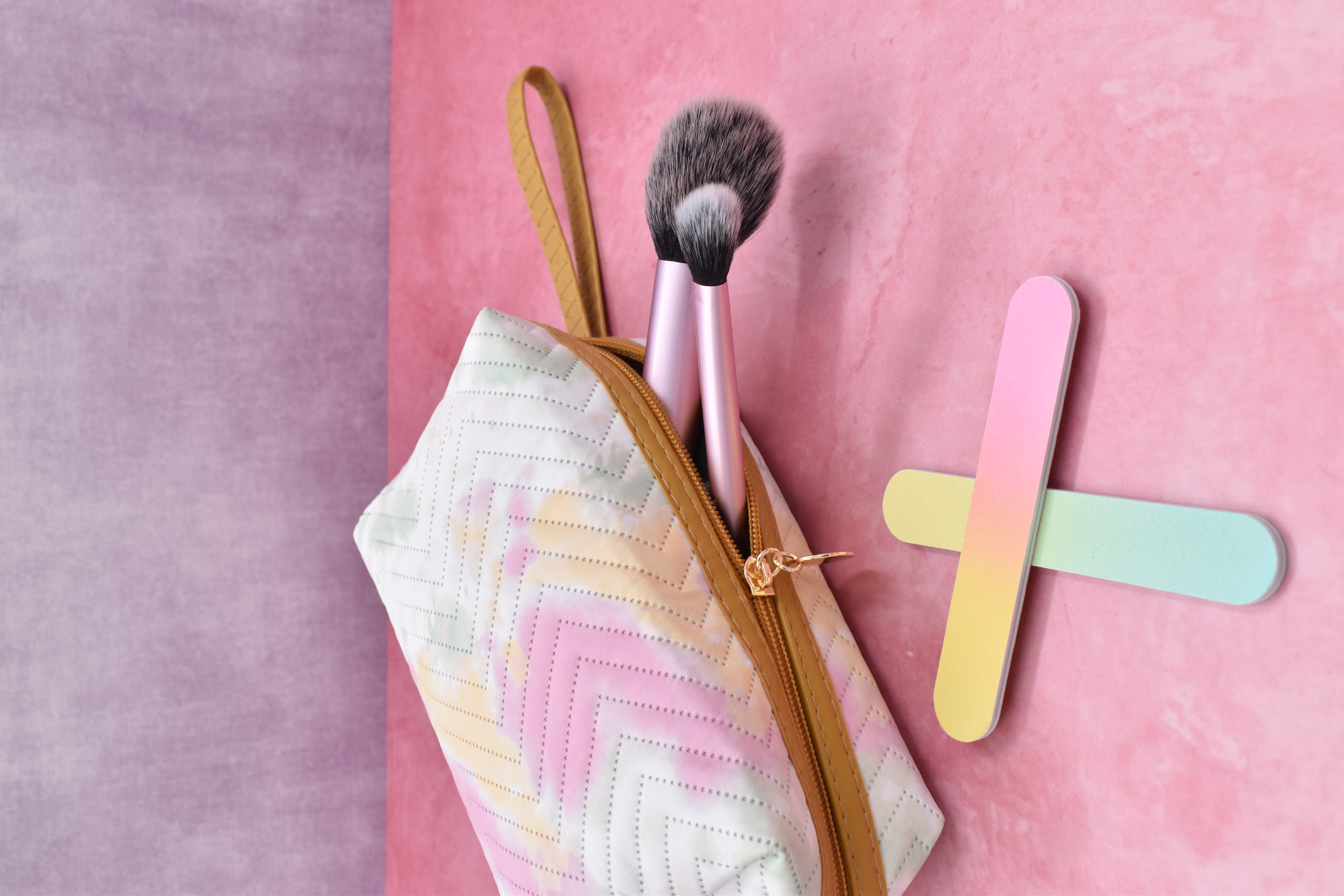 SAFIRIT, Cosmetiquera portátil multicolor con detalle de líneas  