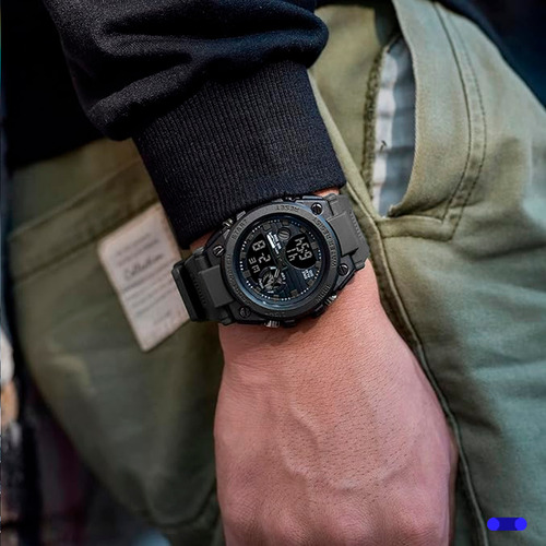 Reloj de pulsera Sanda top tean 739 de cuerpo color negro, analógico-digital, para hombre, fondo negro, con correa de poliuretano color negro, agujas color negro y blanco, dial negro, subesferas color negro y gris, minutero/segundero blanco, bisel color negro, luz celeste y hebilla simple