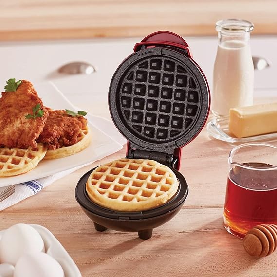 Dash Mini Maker: Miniwaflera - Máquina para hacer waffles, paninis, papa rayada, y otros para desayuno, almuerzo o aperitivos, color rojo (DMW001RD), 10 cm.