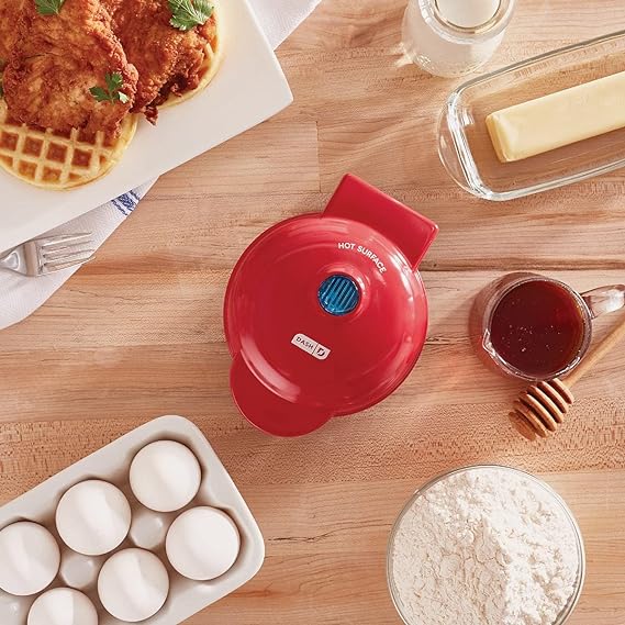 Dash Mini Maker: Miniwaflera - Máquina para hacer waffles, paninis, papa rayada, y otros para desayuno, almuerzo o aperitivos, color rojo (DMW001RD), 10 cm.