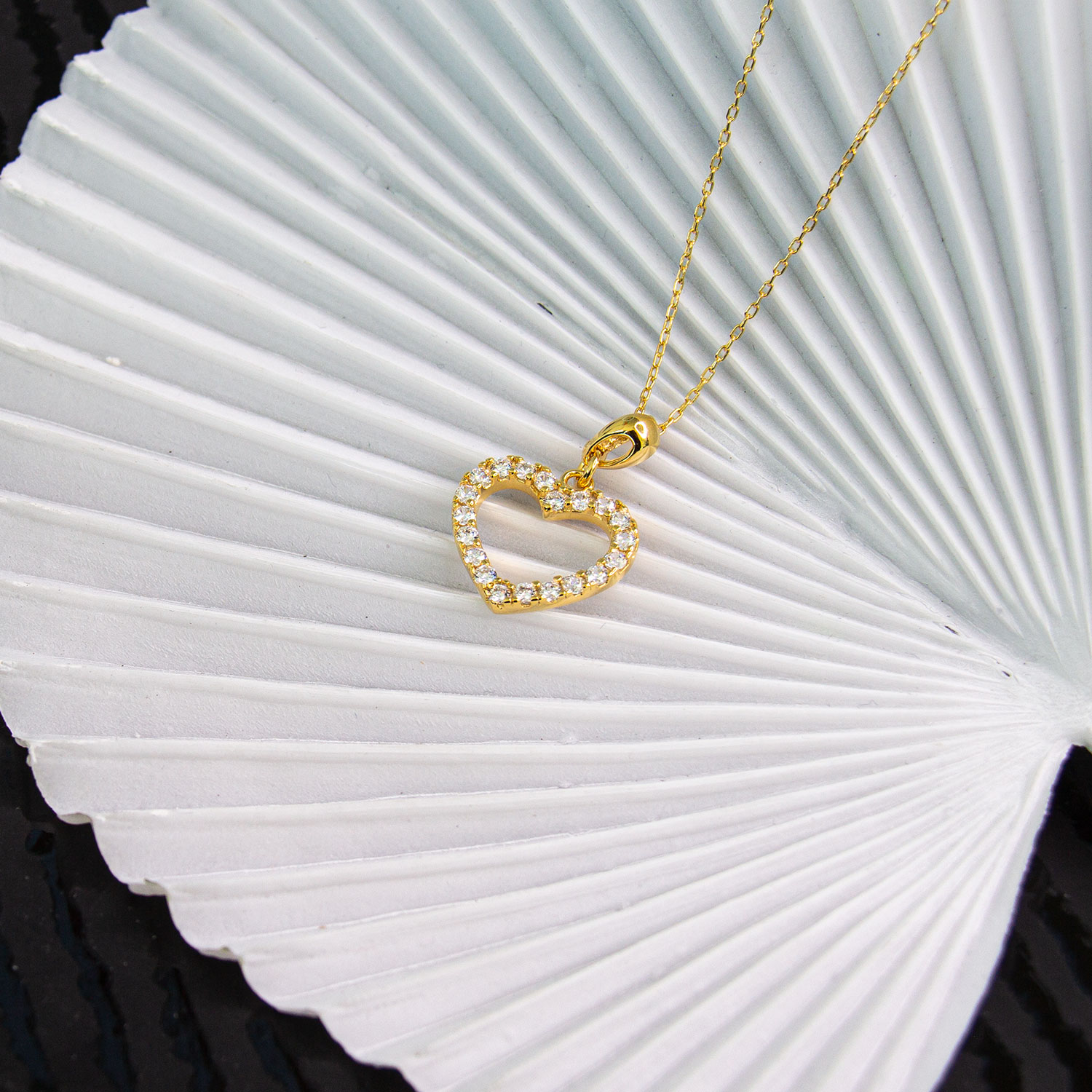 Collar Corazon Hueco Baño de Oro 14K Zirconia Swarosvki.