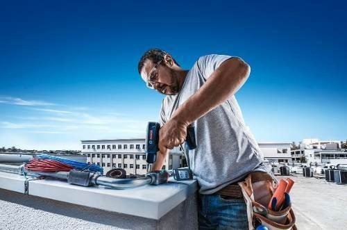 Taladro atornillador inalámbrico de 6mm Bosch GSR 1000 12V + accesorio con maletín de transporte 220V 50Hz