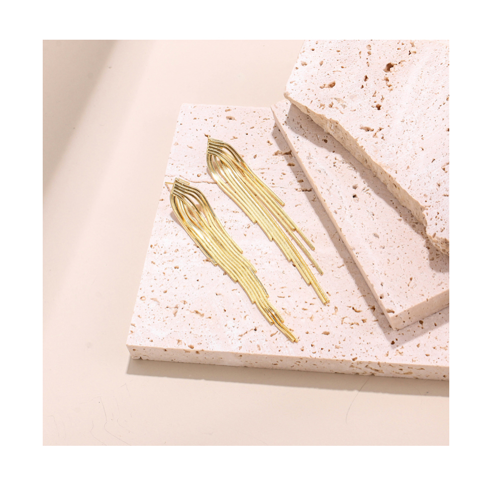 Aretes Elegantes con caída dorados .
