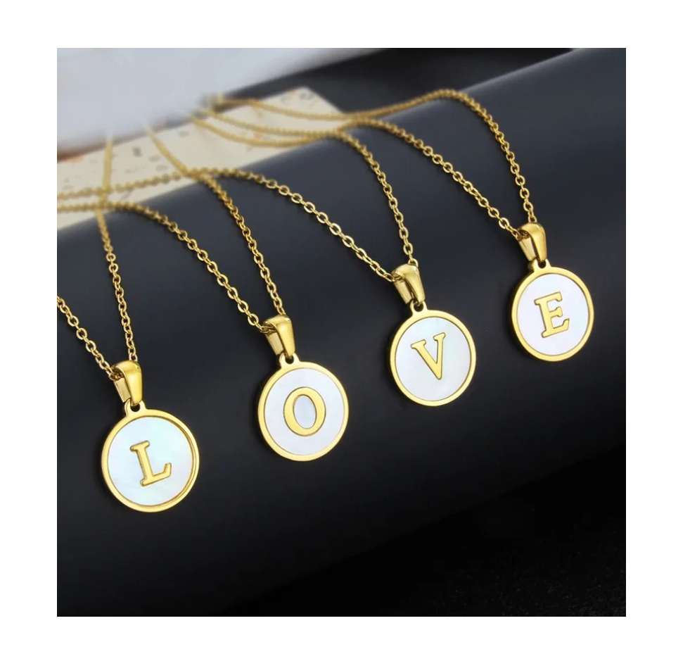 Collar Dije Letra T Blanca Inoxidable .