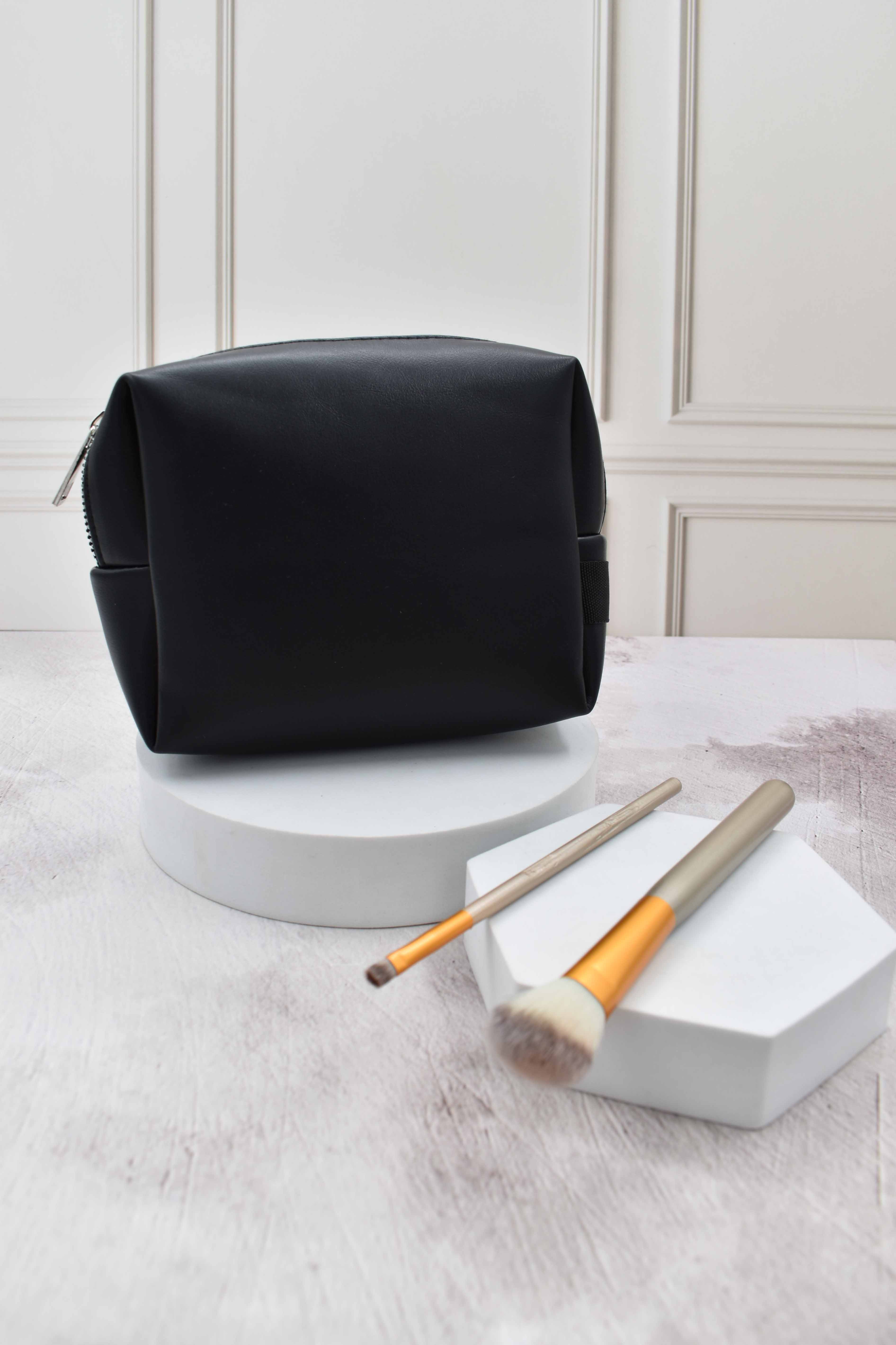  INVIGORATE, Cosmetiquera cuadrada color negro .