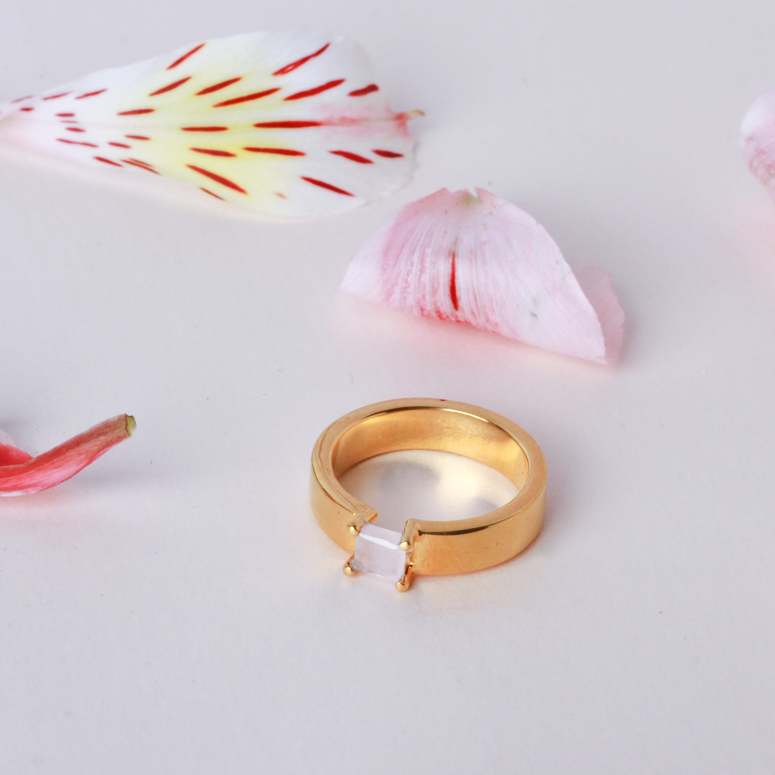 Anillo de plata .925 con baño de oro y cuarzo natural al centro. , Colección Azafrán, Joyería para Mujer de Anante Joyería.