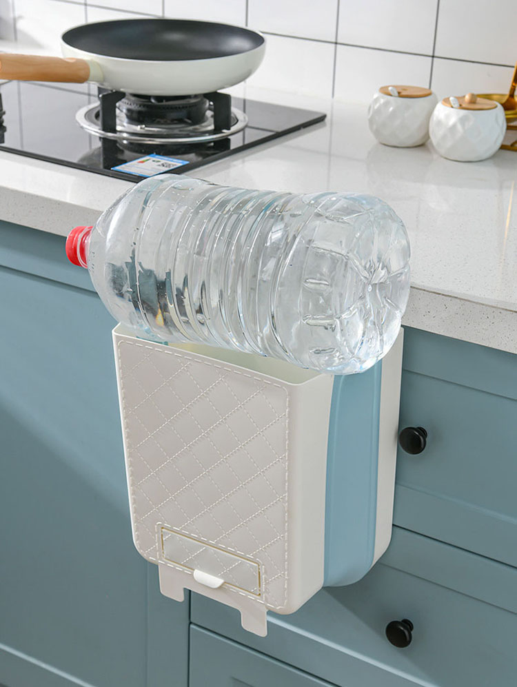 Bote para basura plegable color azul.