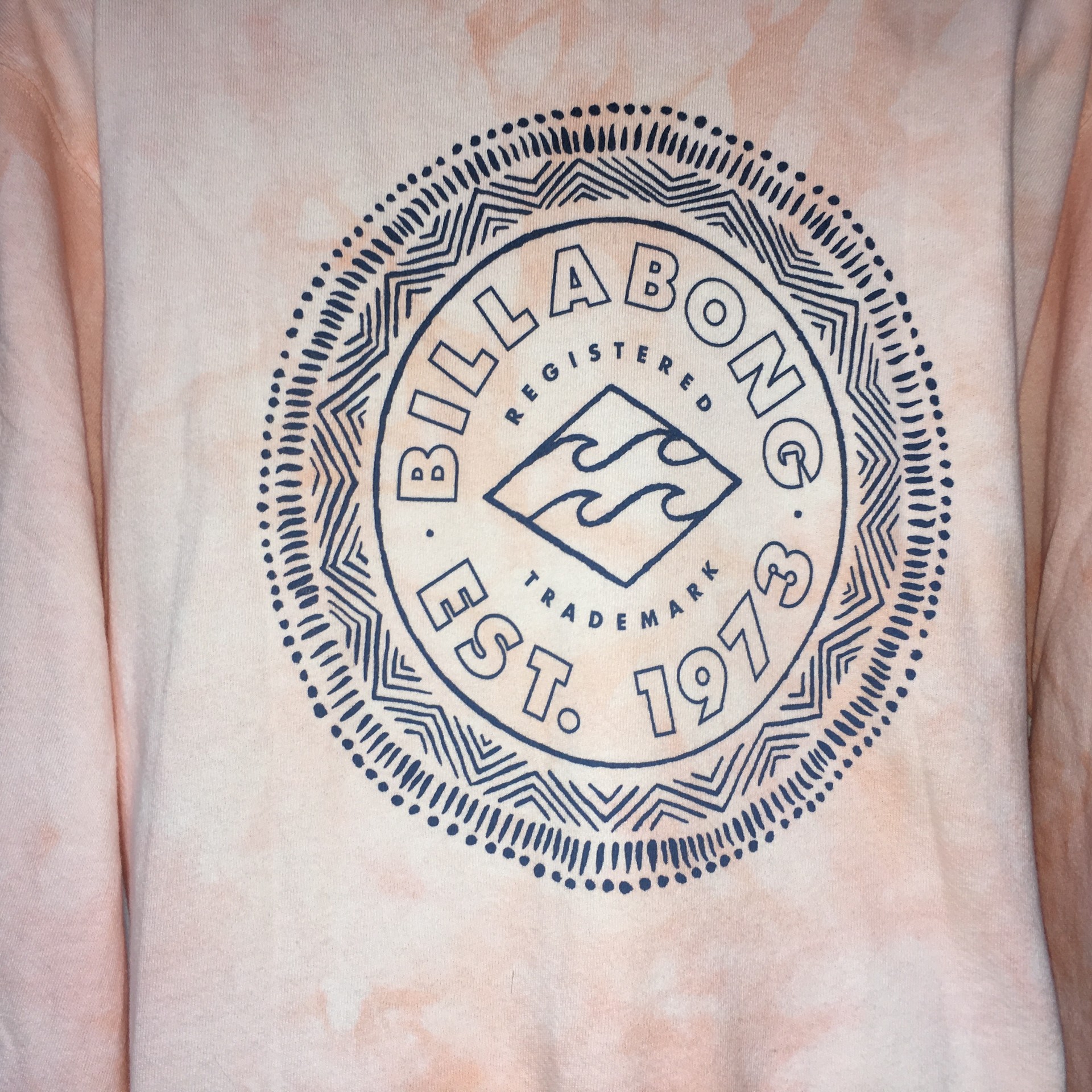 Sudadera para mujer de la marca BillaBong en talla S, logotipo en la espalda y pequeño logotipo al frente.