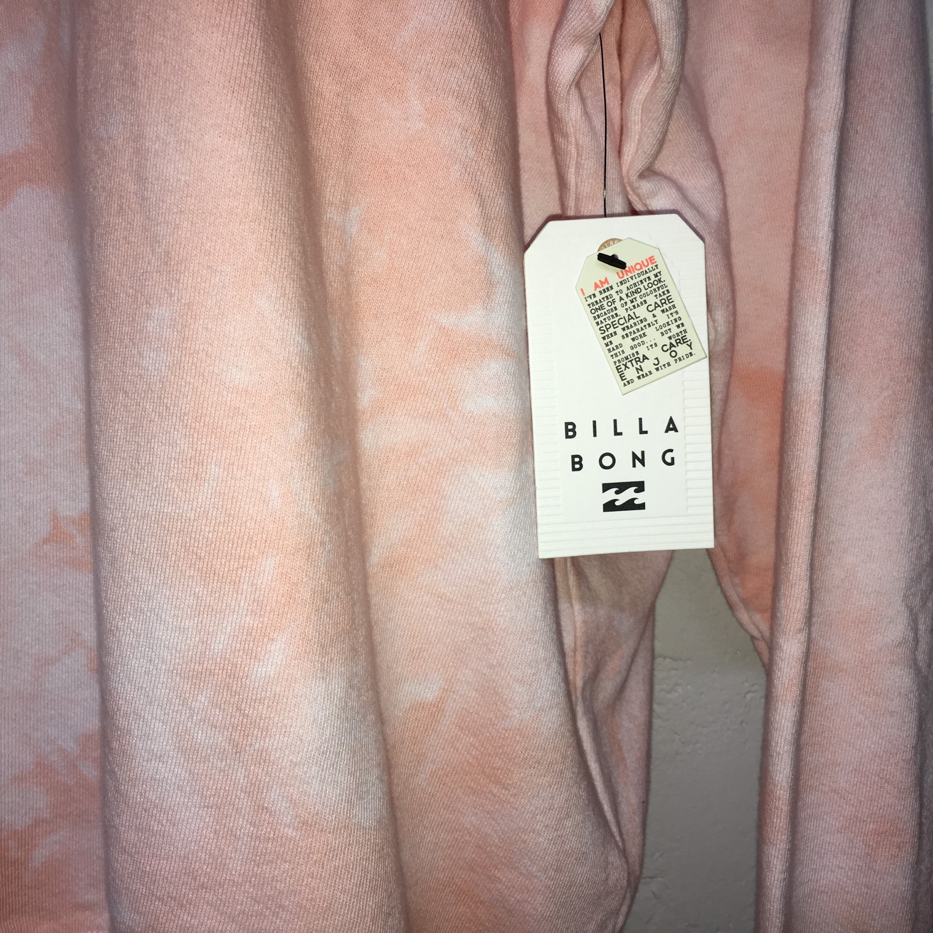 Sudadera para mujer de la marca BillaBong en talla S, logotipo en la espalda y pequeño logotipo al frente.