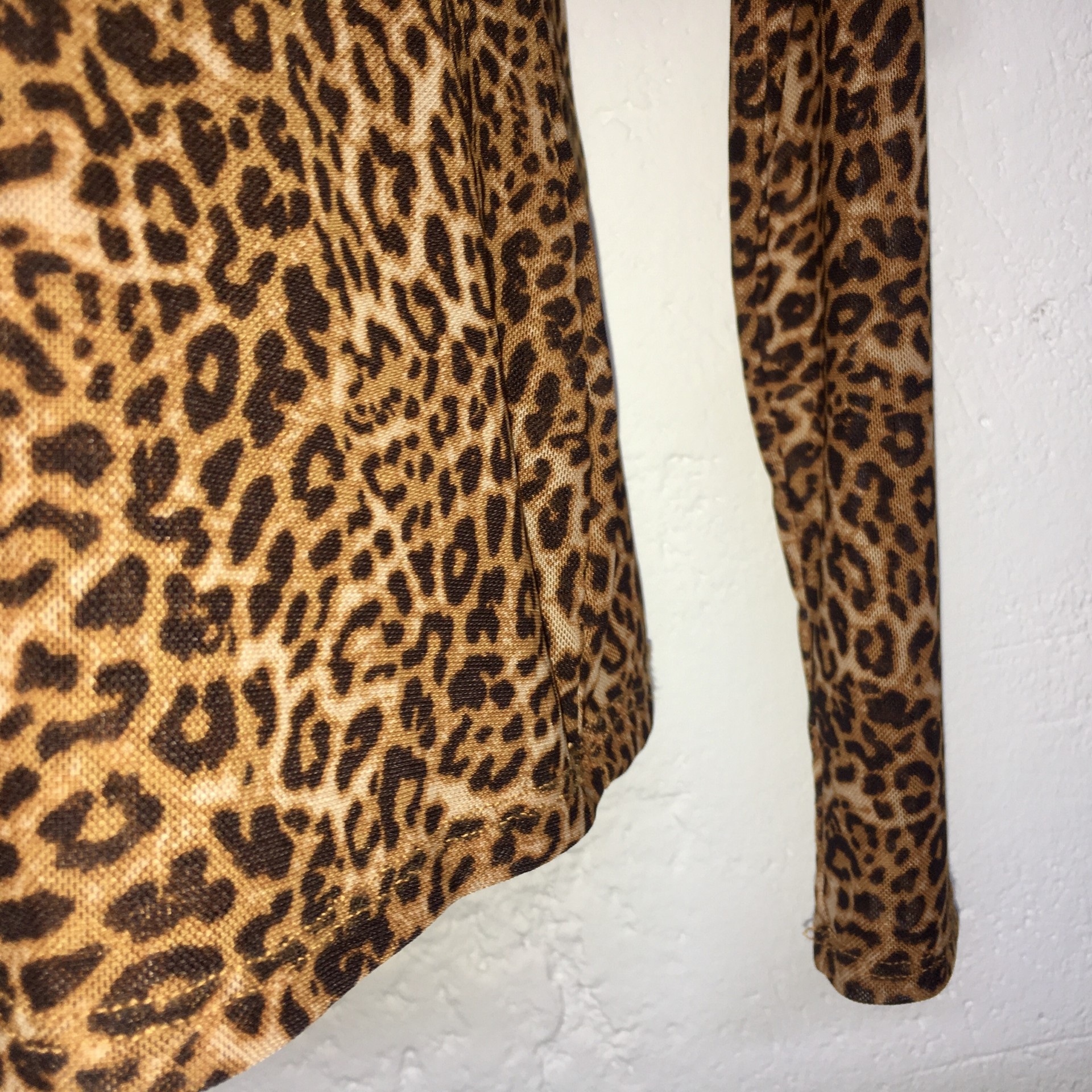 Blusa cuello redondo en tela ligera y estampado de animal print, marca I-N-C international concepts.