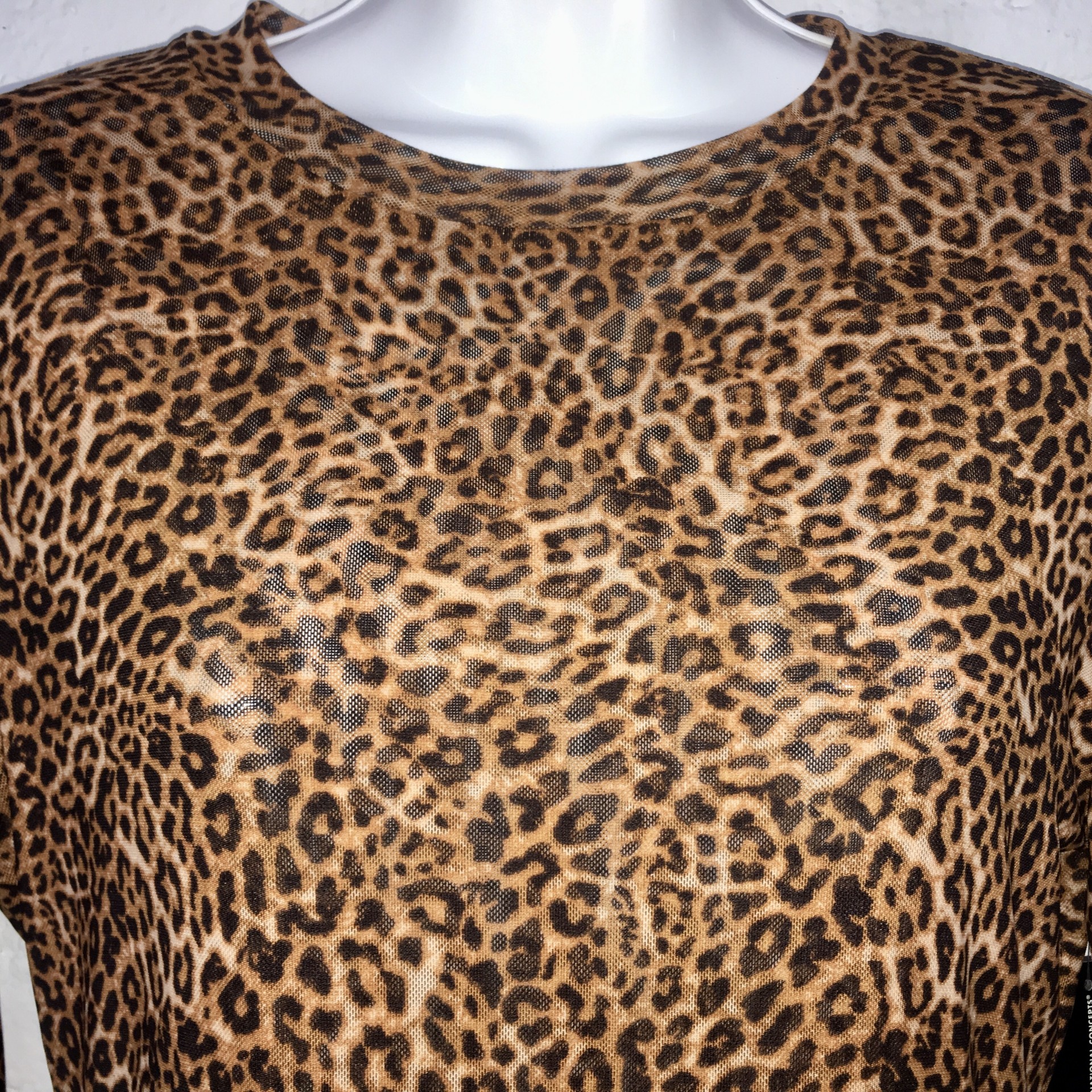 Blusa cuello redondo en tela ligera y estampado de animal print, marca I-N-C international concepts.