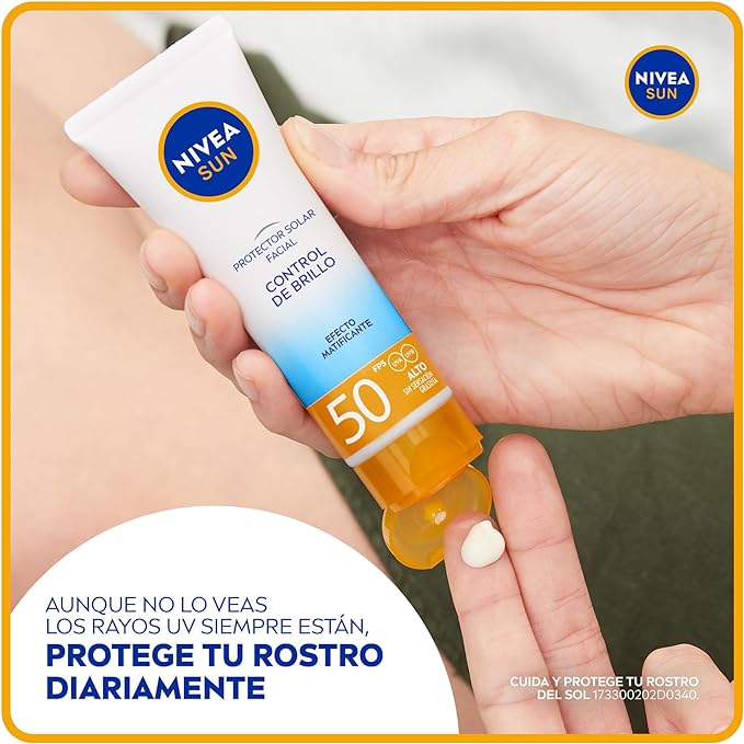 A NIVEA SUN Protector Solar Facial Control De Brillo (50 ml), con Efecto Matificante de Larga Duración, Bloqueador solar FPS 50+, no Grasoso para Todo Tipo de Piel.