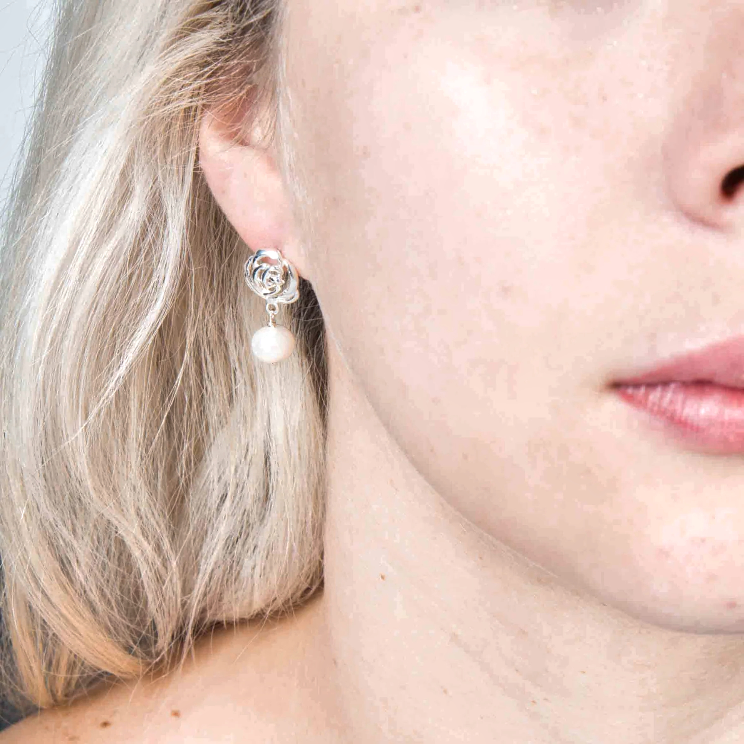 Aretes contorno rosas de fina plata 925 y bellas perlas cultivadas de calidad AAAA.