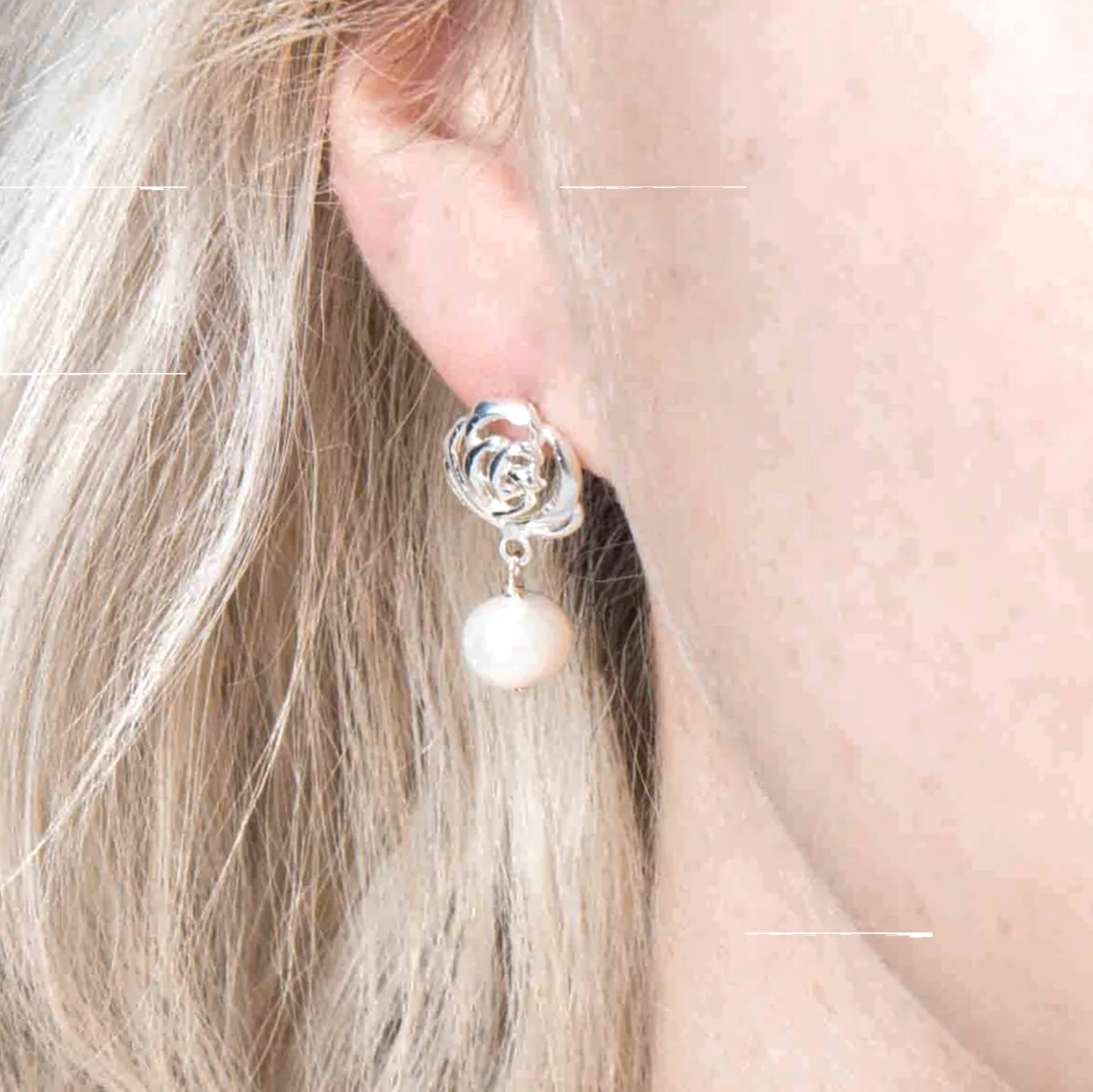 Aretes contorno rosas de fina plata 925 y bellas perlas cultivadas de calidad AAAA.