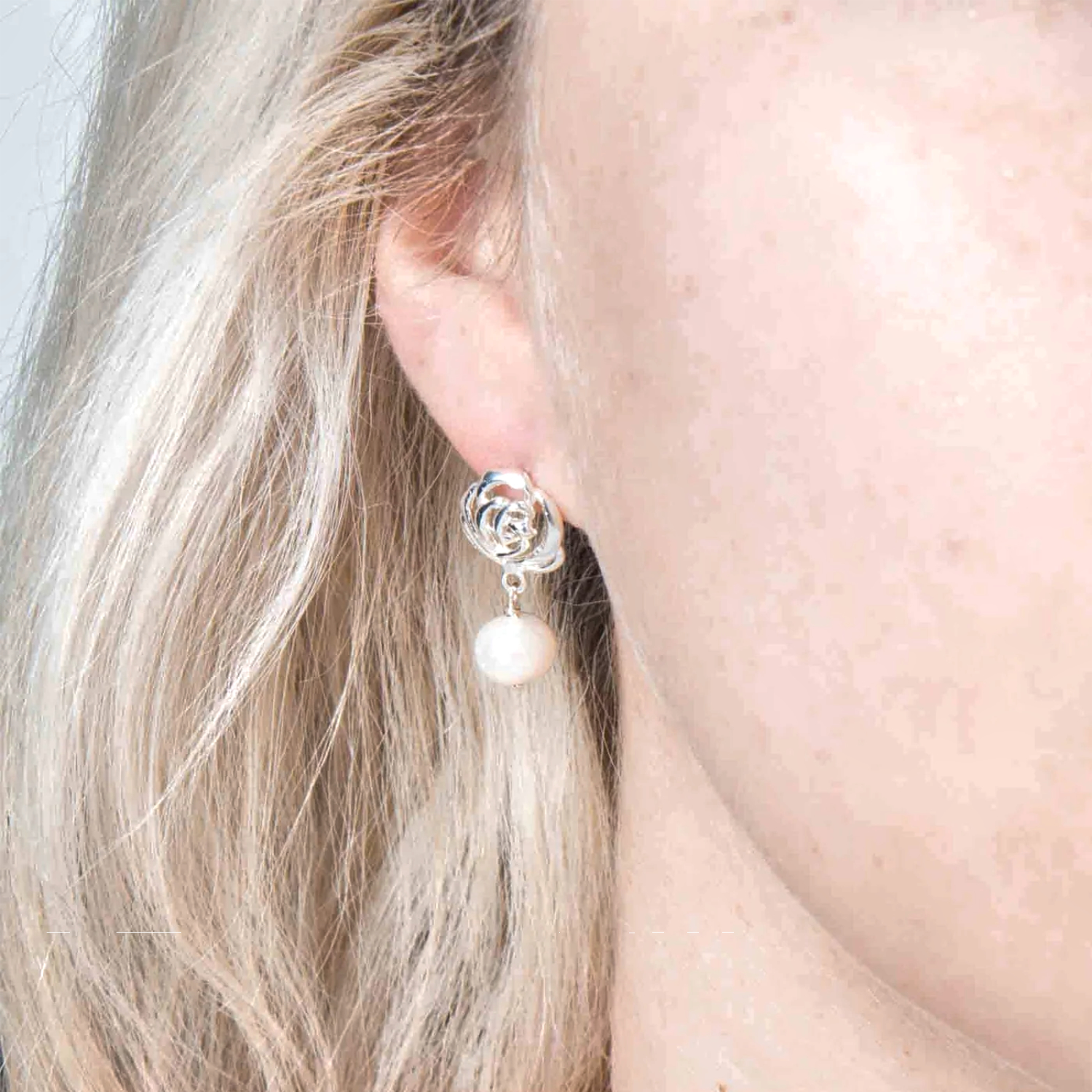 Aretes contorno rosas de fina plata 925 y bellas perlas cultivadas de calidad AAAA.