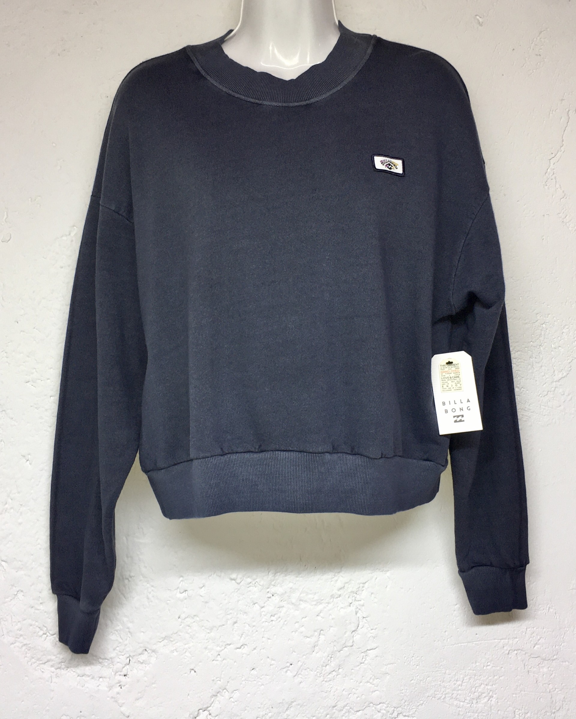 Sudadera BillaBong, cuello redondo, talla S/8, con parche al pecho en una tela suave y fresca.