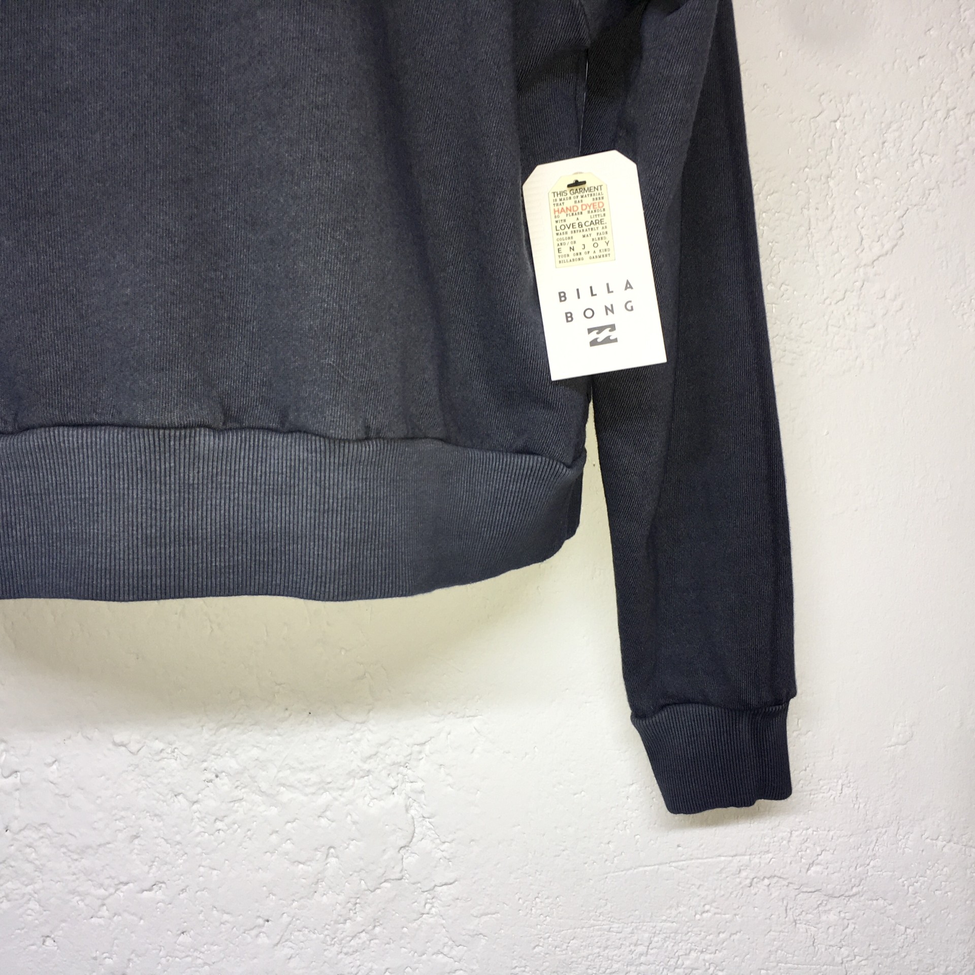 Sudadera BillaBong, cuello redondo, talla S/8, con parche al pecho en una tela suave y fresca.