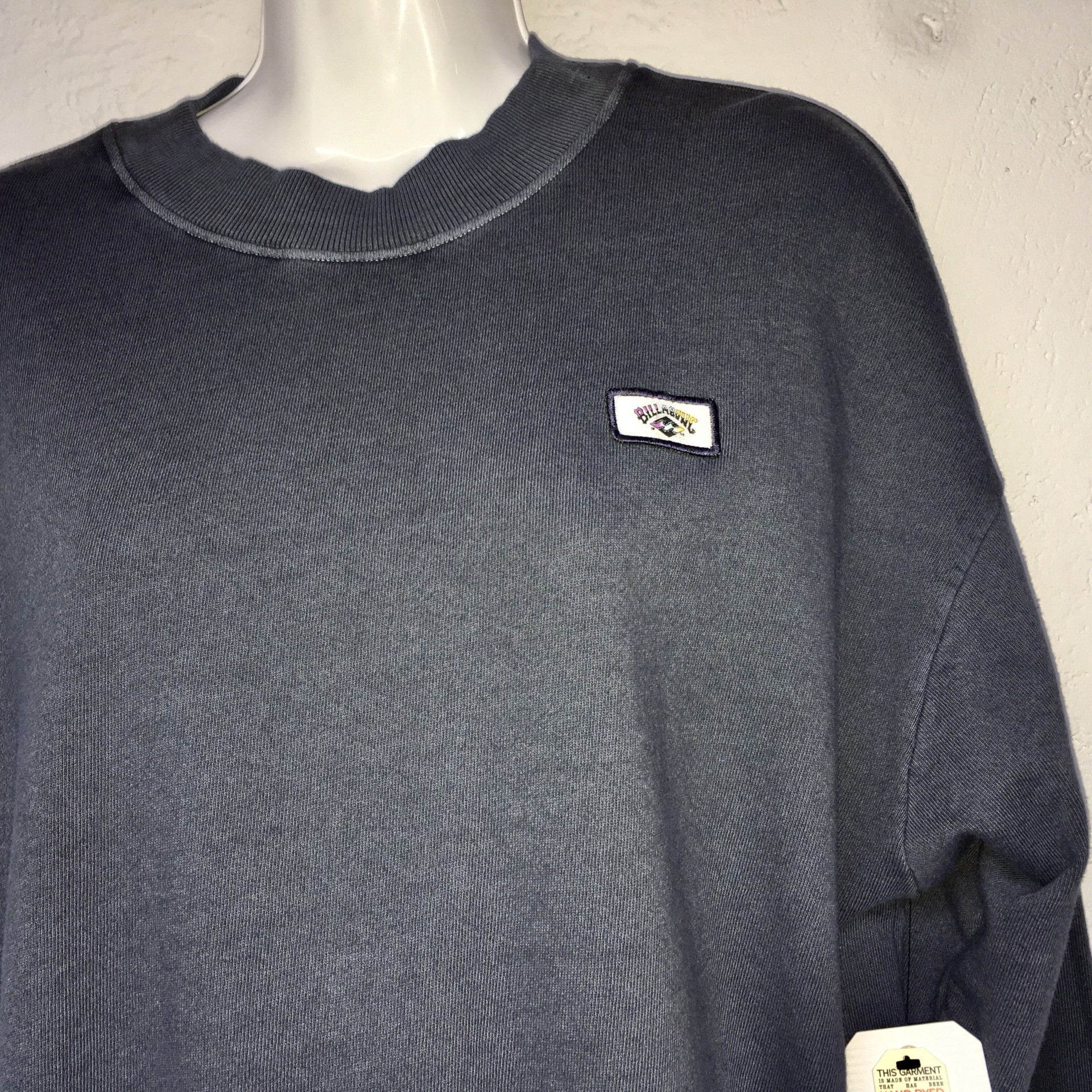 Sudadera BillaBong, cuello redondo, talla S/8, con parche al pecho en una tela suave y fresca.