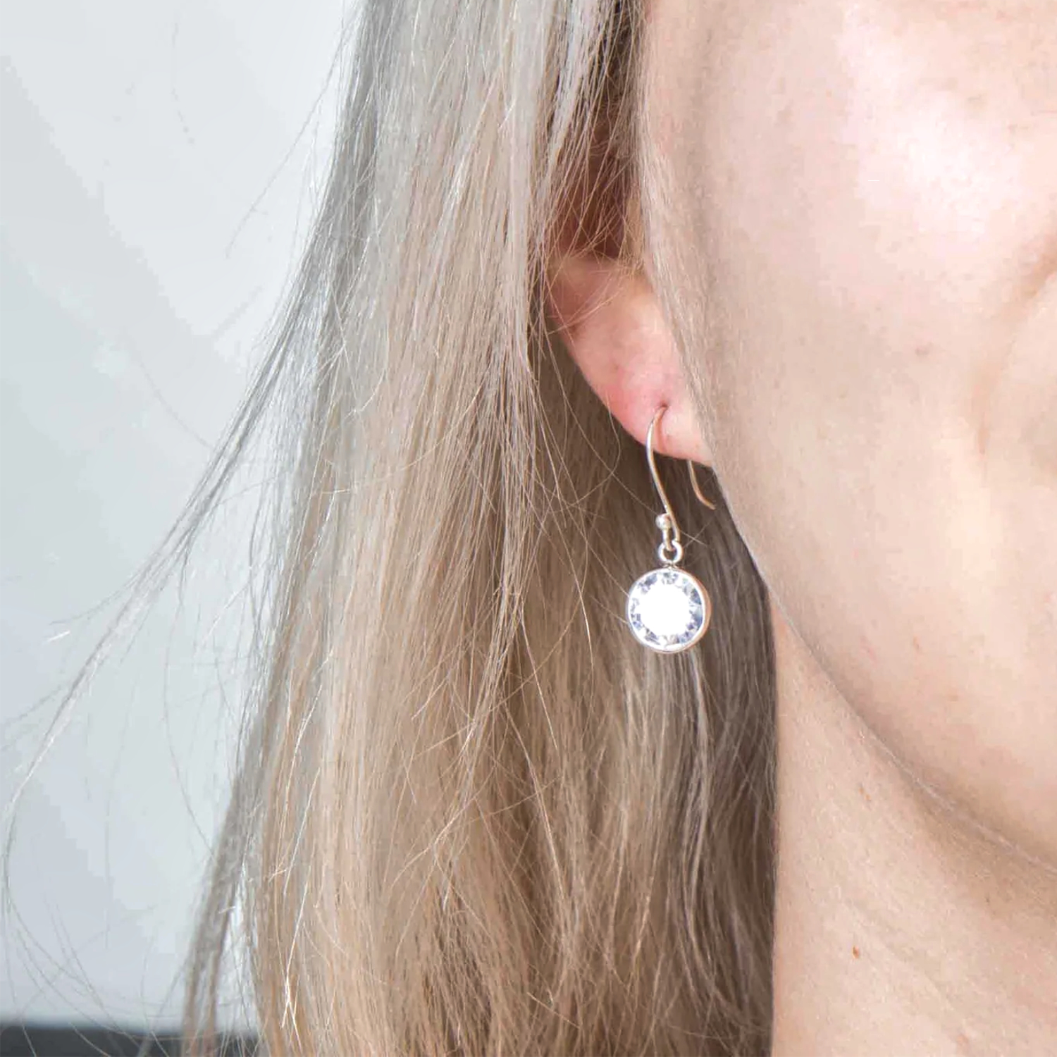Aretes de Plata LEY 925 con zirconias en corte diamante de alto brillo.