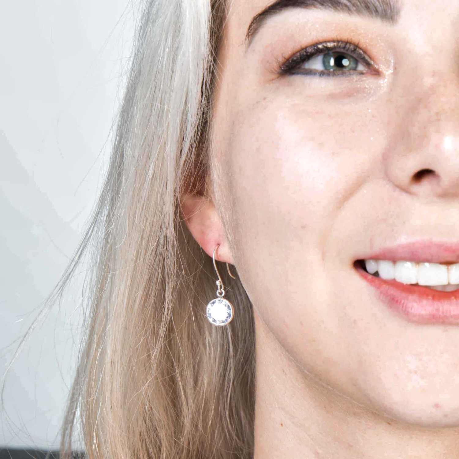 Aretes de Plata LEY 925 con zirconias en corte diamante de alto brillo.
