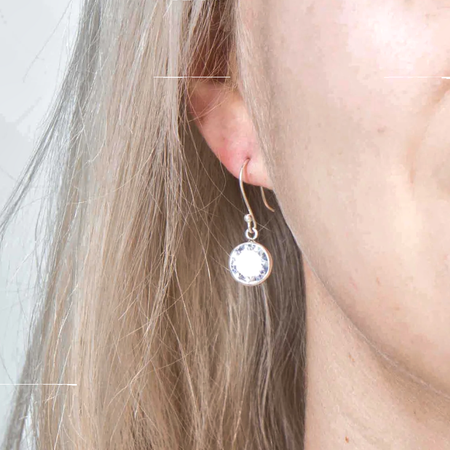 Aretes de Plata LEY 925 con zirconias en corte diamante de alto brillo.